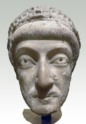 Teodosio II (mármol)